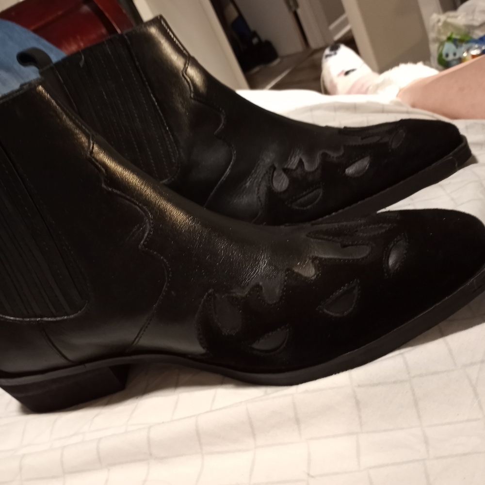 Black felp over this gorgeous boots